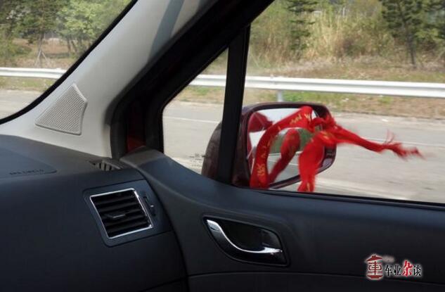 新车常常绑红丝带，怎么绑也还是有讲究的