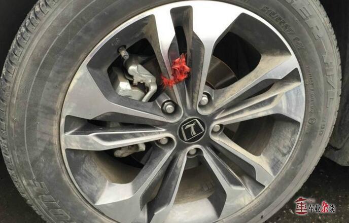 新车常常绑红丝带，怎么绑也还是有讲究的