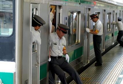 为什么日本人从来不买豪车？而在中国豪车遍地都是？