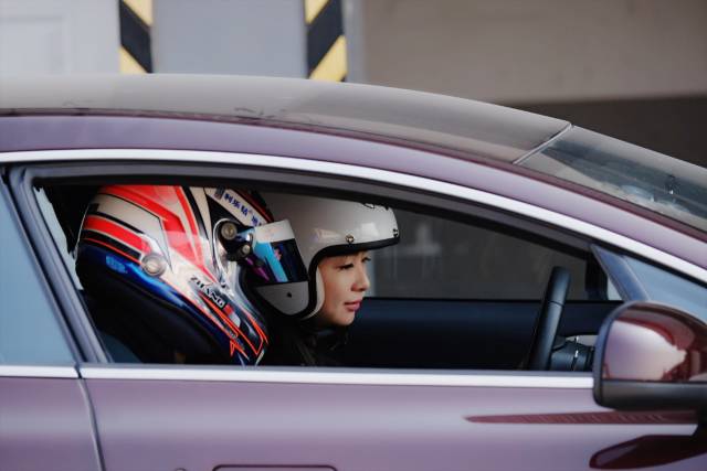 萌妹子与“英国绅士”一起豁赛道！动静皆惟·美！