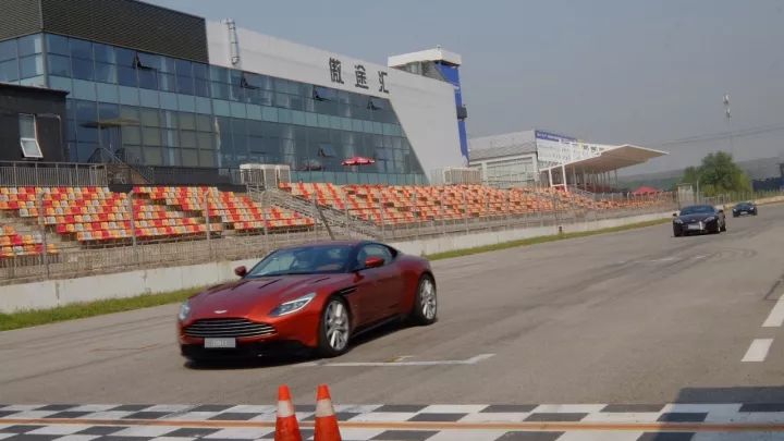 萌妹子与“英国绅士”一起豁赛道！动静皆惟·美！