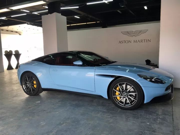 萌妹子与“英国绅士”一起豁赛道！动静皆惟·美！