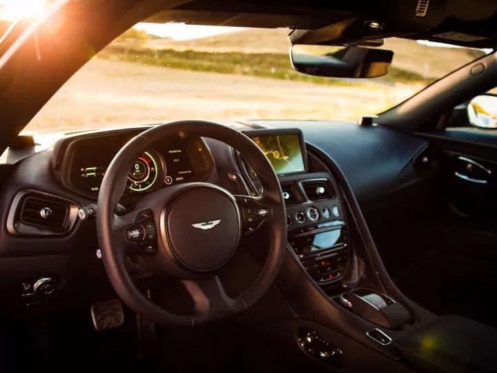 萌妹子与“英国绅士”一起豁赛道！动静皆惟·美！