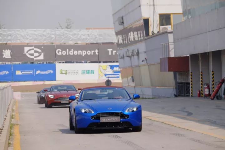 萌妹子与“英国绅士”一起豁赛道！动静皆惟·美！