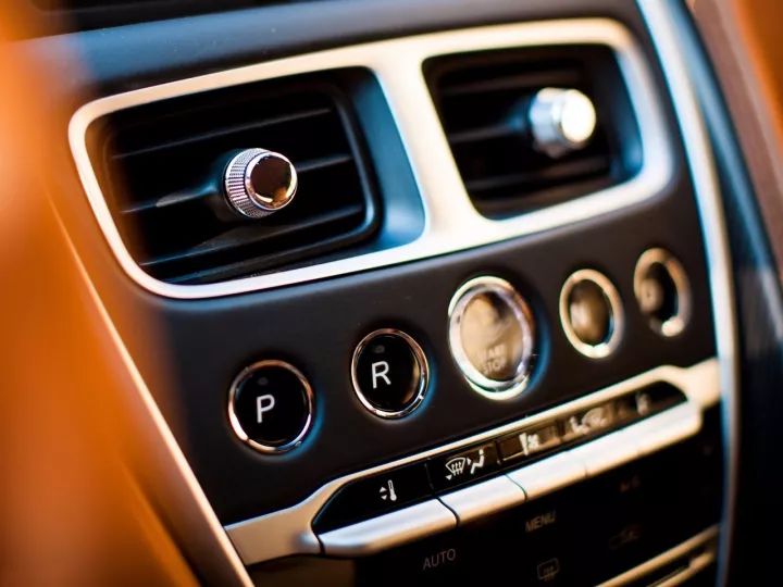 萌妹子与“英国绅士”一起豁赛道！动静皆惟·美！