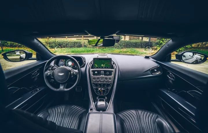 萌妹子与“英国绅士”一起豁赛道！动静皆惟·美！