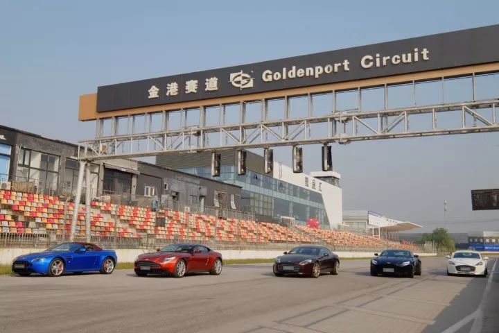 萌妹子与“英国绅士”一起豁赛道！动静皆惟·美！