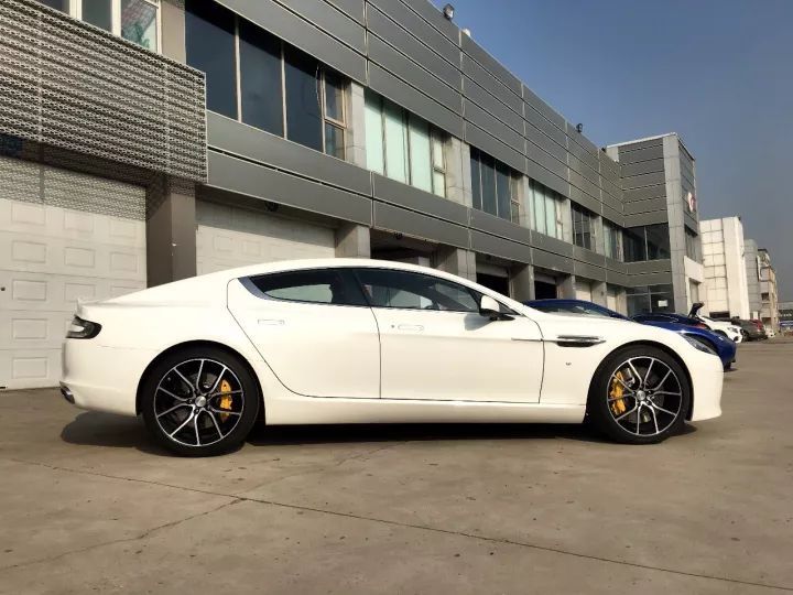 萌妹子与“英国绅士”一起豁赛道！动静皆惟·美！