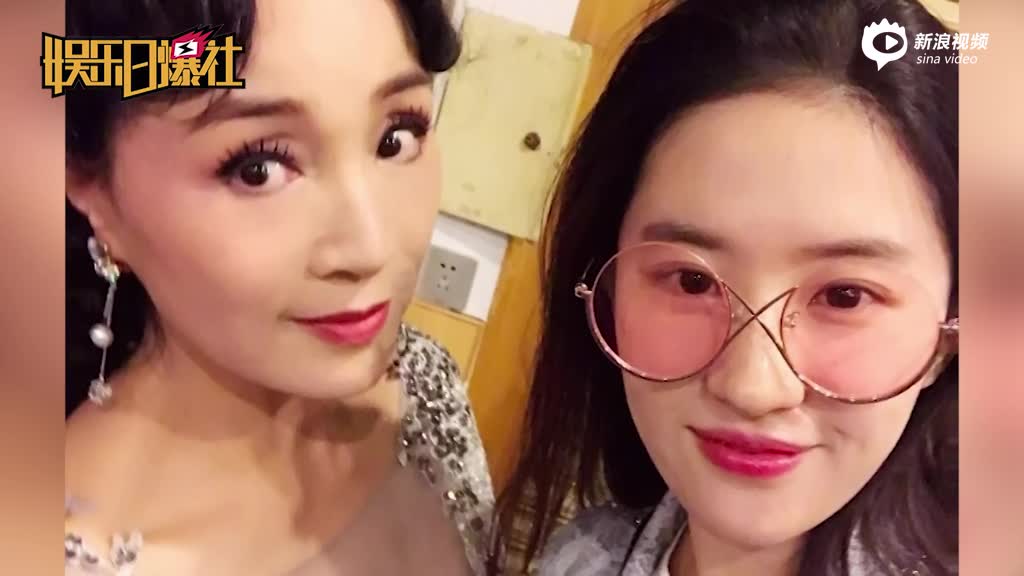 刘亦菲晒与小姨合影 两代女神都很美
