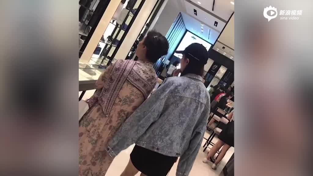 真街拍！刘亦菲陪妈妈逛街气质超赞仙气十足