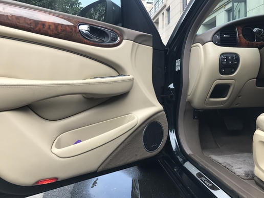 英国皇家血统的座驾，捷豹XJ6L。