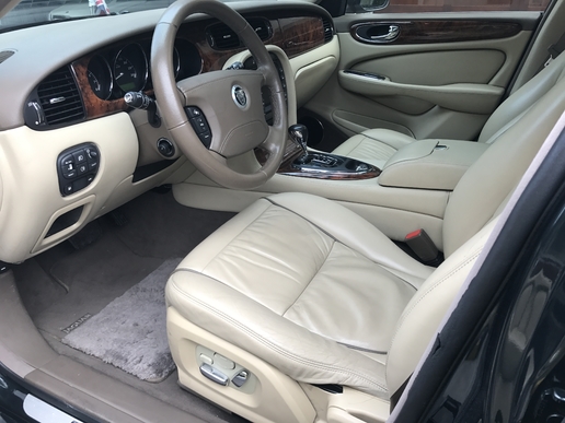 英国皇家血统的座驾，捷豹XJ6L。