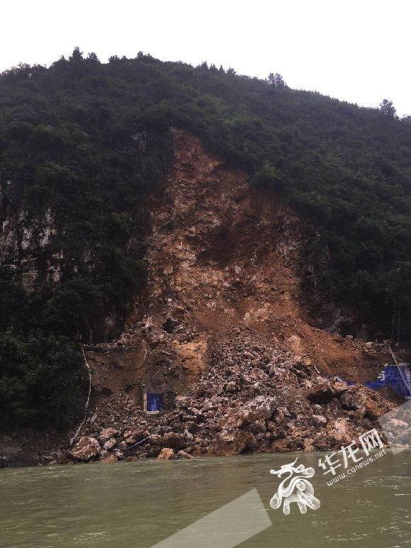 从垮塌前救人义举 看驾车时如何防范滑坡落石