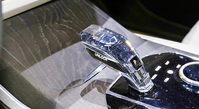 宝马最大的SUV，配2个大龅牙，车内的1根水晶鸡腿够玩一年！