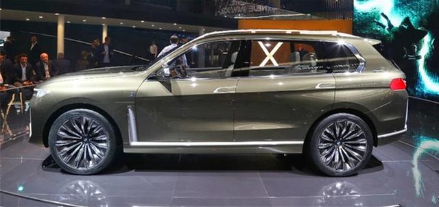 宝马最大的SUV，配2个大龅牙，车内的1根水晶鸡腿够玩一年！