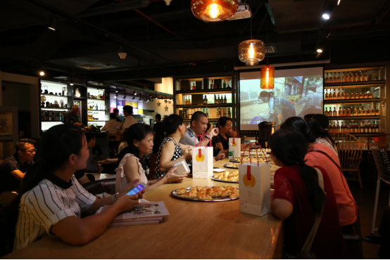 德赛西威公益摄影展揭开帷幕 40幅作品致敬环卫工人