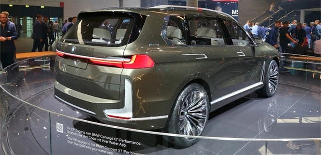宝马最大的SUV，配2个大龅牙，车内的1根水晶鸡腿够玩一年！