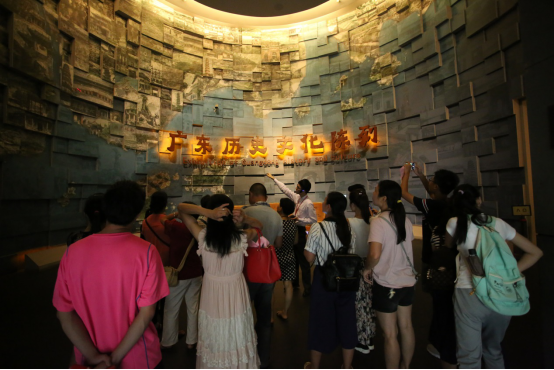 德赛西威公益摄影展揭开帷幕 40幅作品致敬环卫工人