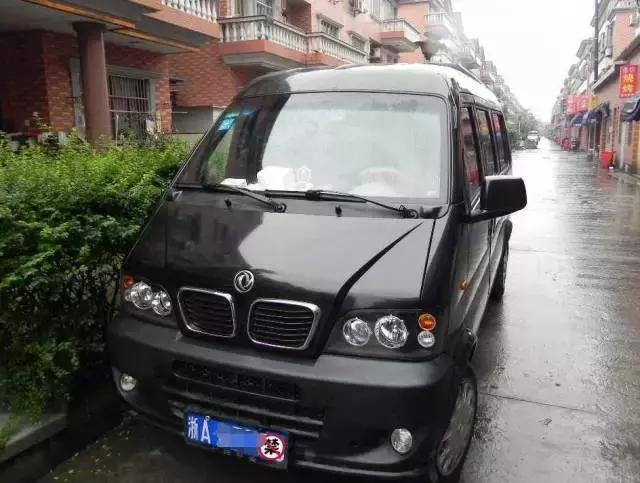 为什么面包车银色居多 很少能看见黑色的？