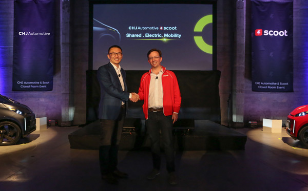 车和家与SCOOT签约仪式现场，左为车和家联合创始人、总裁沈亚楠，右为SCOOT创始人、CEO Michael Keating。  