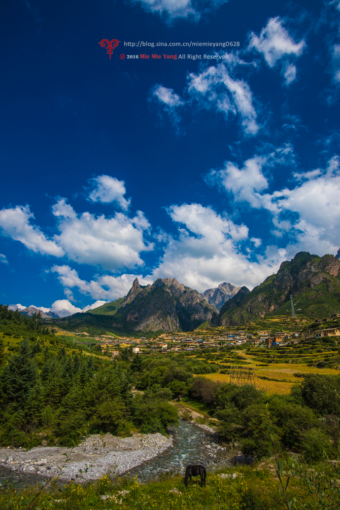 遇到刚刚长途驱车来到这里的游客,急切地向我们打听:"扎尕那怎么样,有