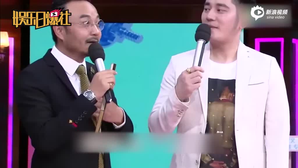 关晓彤频频捂肚被质疑怀孕