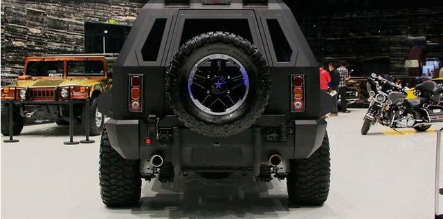 煤老板SUV挂黄牌上路，开门得输密码，前后排墙隔开方便干很多事