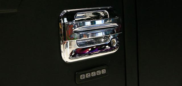 煤老板SUV挂黄牌上路，开门得输密码，前后排墙隔开方便干很多事