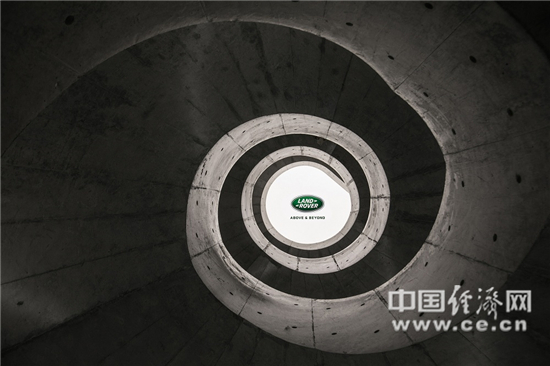 路虎揽胜亮相英国设计鬼才PAUL SMITH世界巡回大展