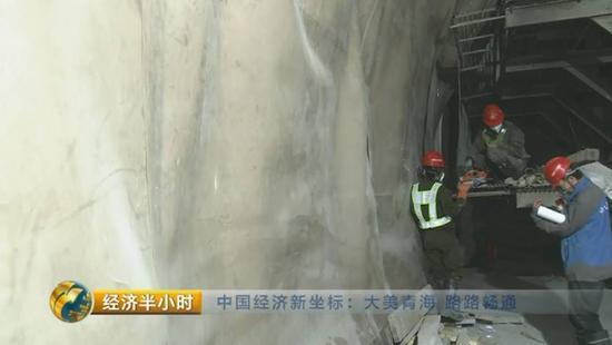 这条世界最高海拔高速公路隧道咋修建的？