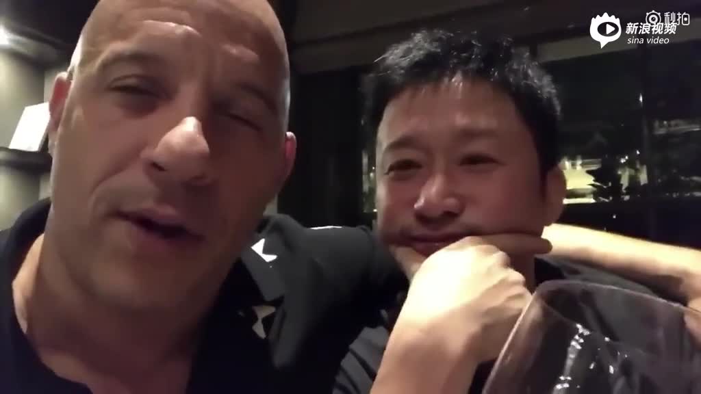 迪赛尔搂吴京宣布要合作 亲密喊对方“哥们儿”