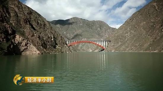 这条世界最高海拔高速公路隧道咋修建的？