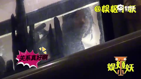 窦靖童惊喜现身为周迅庆生