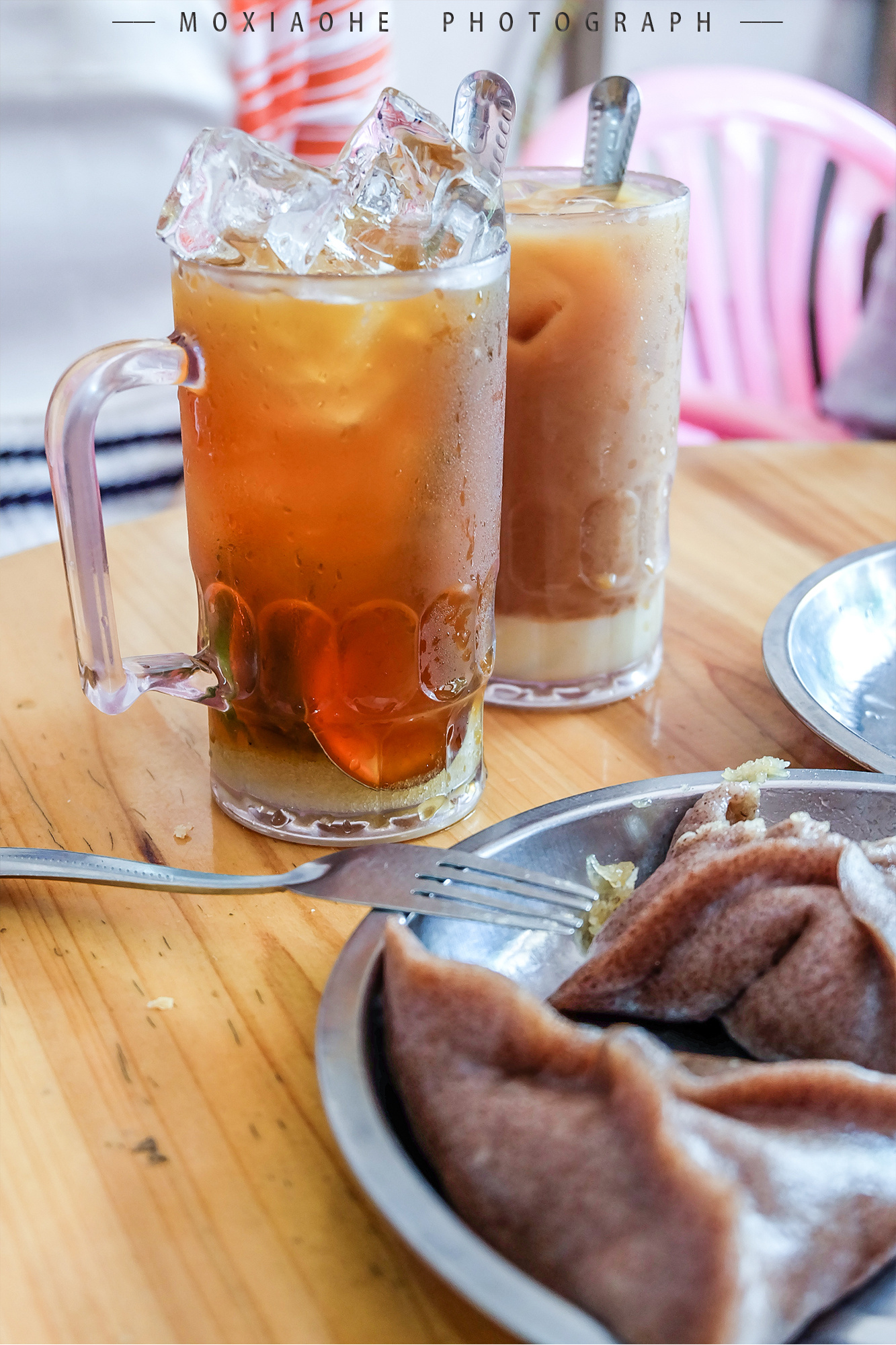 老城的旧时光慢慢慢慢流淌,坐在街边的老爸茶店,三五个朋友围桌,讲一