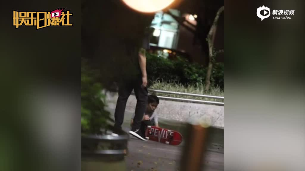 张智霖不忍儿子玩滑板狂摔跤