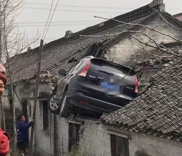 这些大神都是怎么做到的 那些无法解释的奇葩车祸