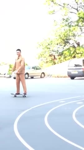 张智霖和儿子玩滑板 父子俩帅一脸回头率超高