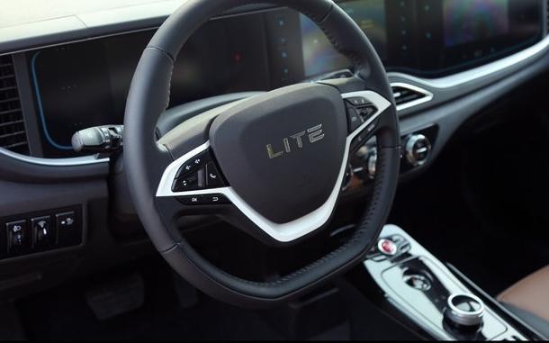 无边框车门旋钮式换挡，配3块大屏才卖8万块，众泰看了很眼红