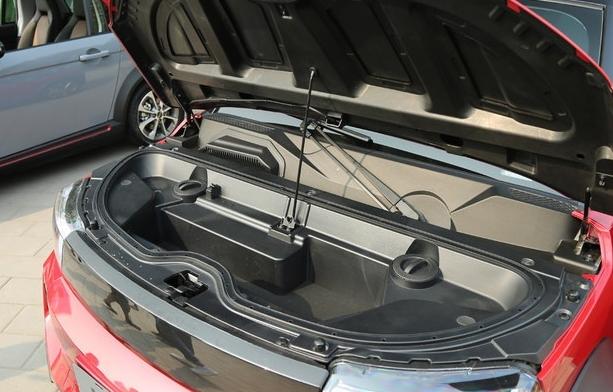 无边框车门旋钮式换挡，配3块大屏才卖8万块，众泰看了很眼红