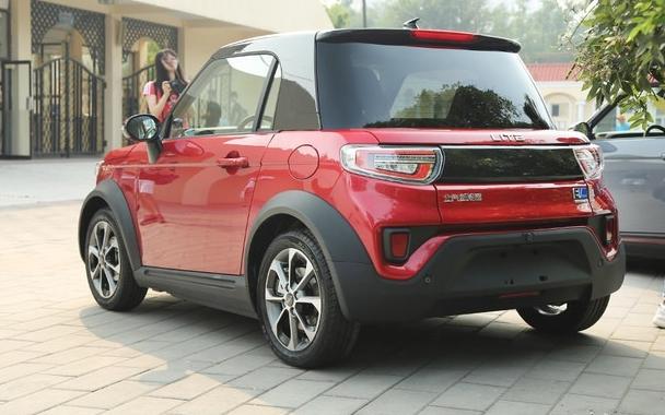 无边框车门旋钮式换挡，配3块大屏才卖8万块，众泰看了很眼红