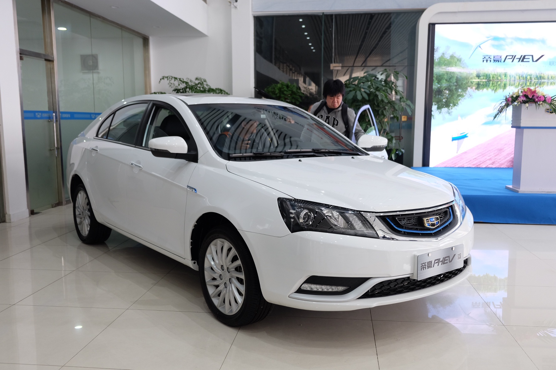 千呼万唤始出来，未上市的帝豪PHEV为何在上海率先发布？