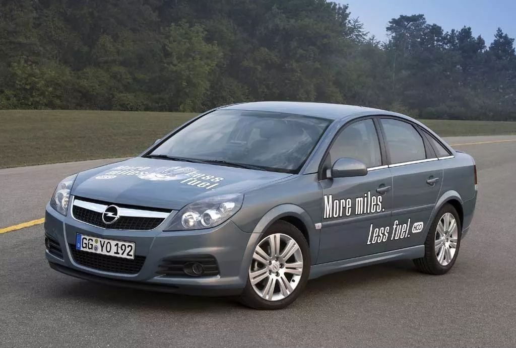 搭载HCCI发动机的欧宝威达样车，侧面的标语为"用越少的油走越多的路"