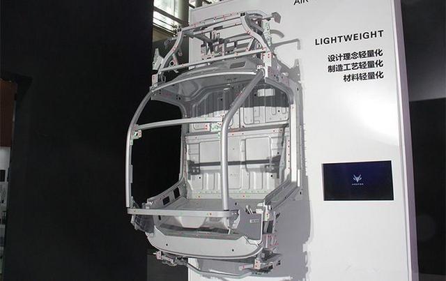 无边框车门旋钮式换挡，配3块大屏才卖8万块，众泰看了很眼红