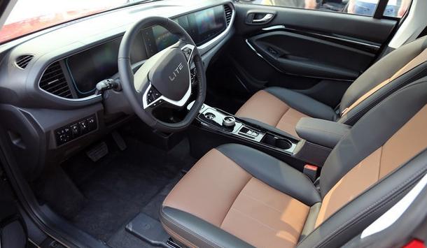 无边框车门旋钮式换挡，配3块大屏才卖8万块，众泰看了很眼红