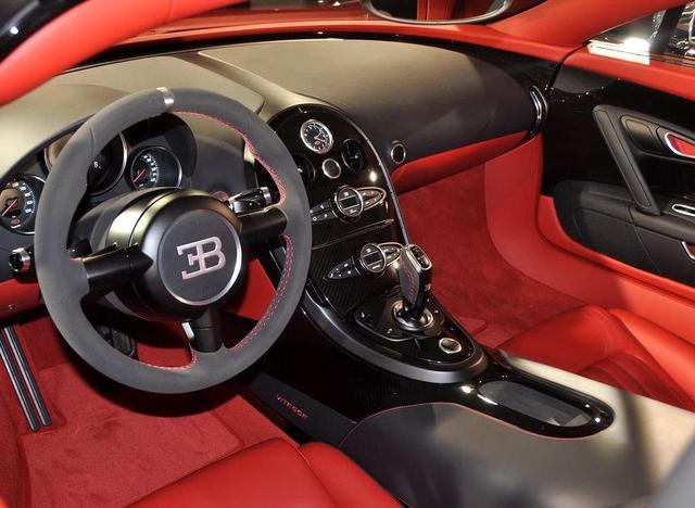 这车里2个钥匙孔，插1把钥匙能当高铁开，插2把钥匙能当飞机开