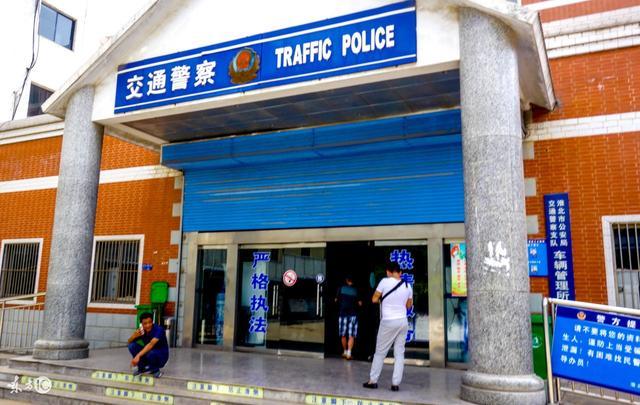 [转帖]等红灯时前面的车坏了，后面的车实线变道算违章吗？