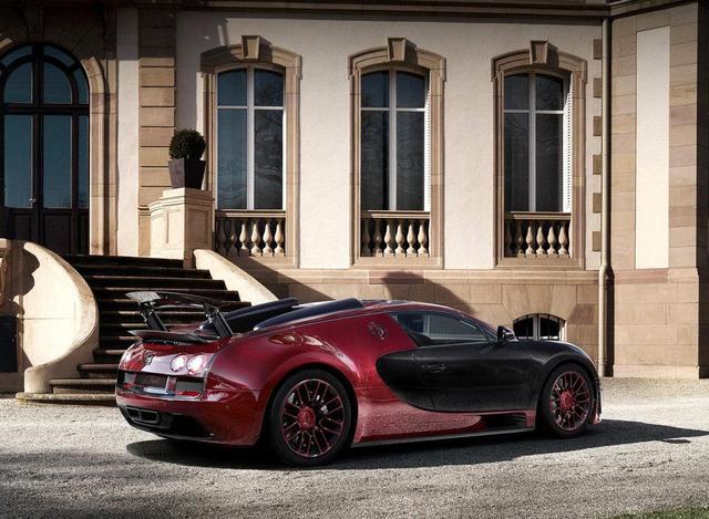 这车里2个钥匙孔，插1把钥匙能当高铁开，插2把钥匙能当飞机开