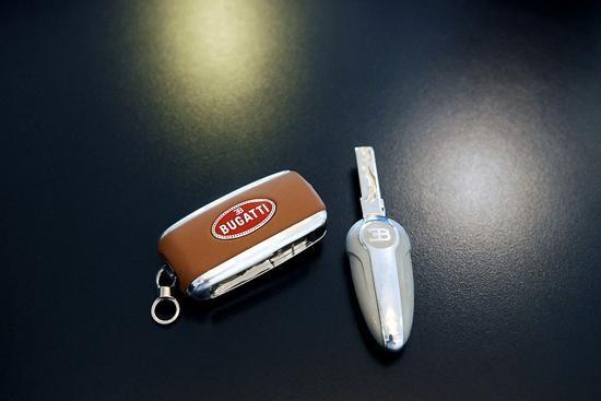 这车里2个钥匙孔，插1把钥匙能当高铁开，插2把钥匙能当飞机开