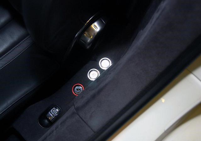 这车里2个钥匙孔，插1把钥匙能当高铁开，插2把钥匙能当飞机开