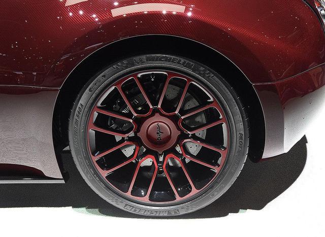 这车里2个钥匙孔，插1把钥匙能当高铁开，插2把钥匙能当飞机开